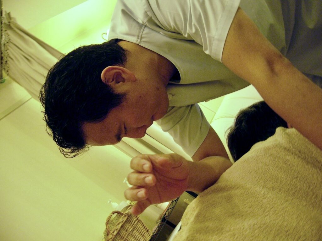 名古屋・栄の完全予約制整体。四十肩・五十肩の可動域改善施術