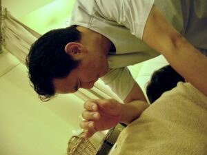 名古屋・栄の完全予約制整体。四十肩・五十肩の可動域改善施術