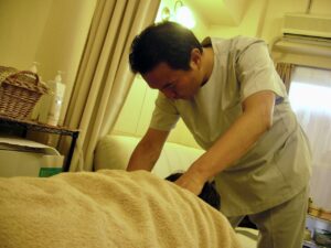 名古屋栄で働く女性に人気の整体。ホルモンバランスを整える腸揉み