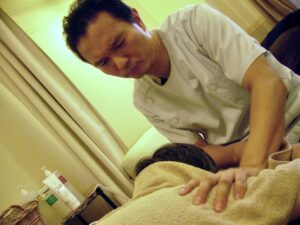 栄の本格整体。猫背・巻き肩を改善する姿勢矯正マッサージ